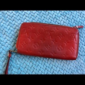 Louis Vuitton Zippy Wallet .